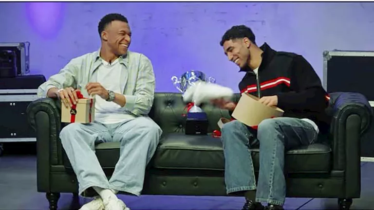 لقطة طريفة.. مبابي يفاجئ حكيمي بهدية غير متوقعة