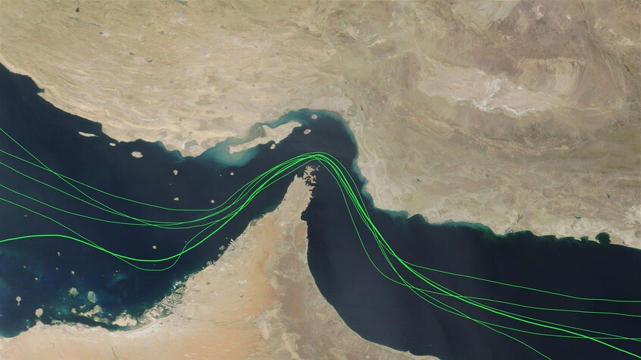 تراجع ملحوظ في حركة سفن البضائع عبر مضيق هرمز